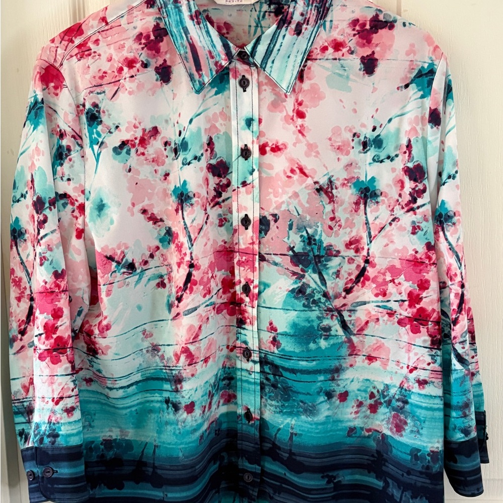 Alia Petite 1X Multicolor Asian Abstract Button-Up Blouse. Long cuffed sleeves
